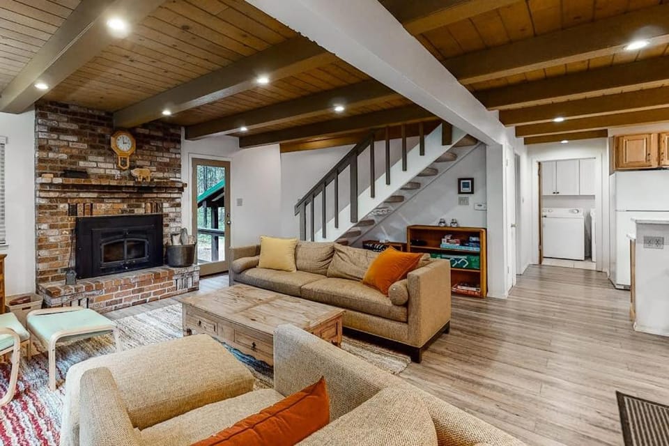 Snowpeak Chalet House in Dorrington