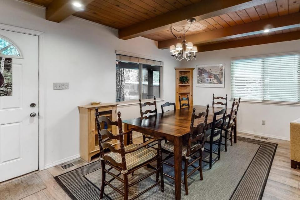 Snowpeak Chalet House in Dorrington