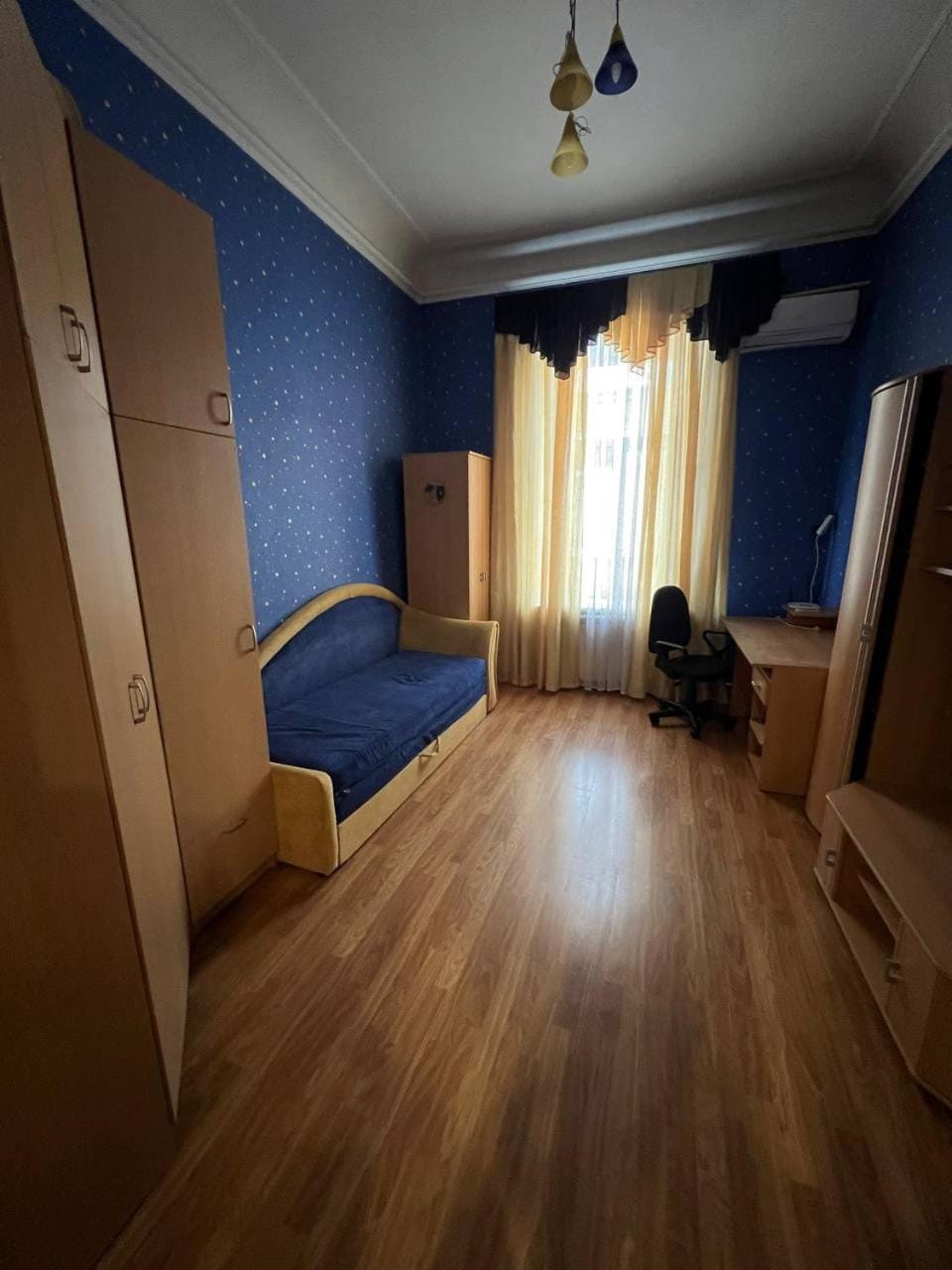 Photo of the whole room, Bedroom, wardrobe