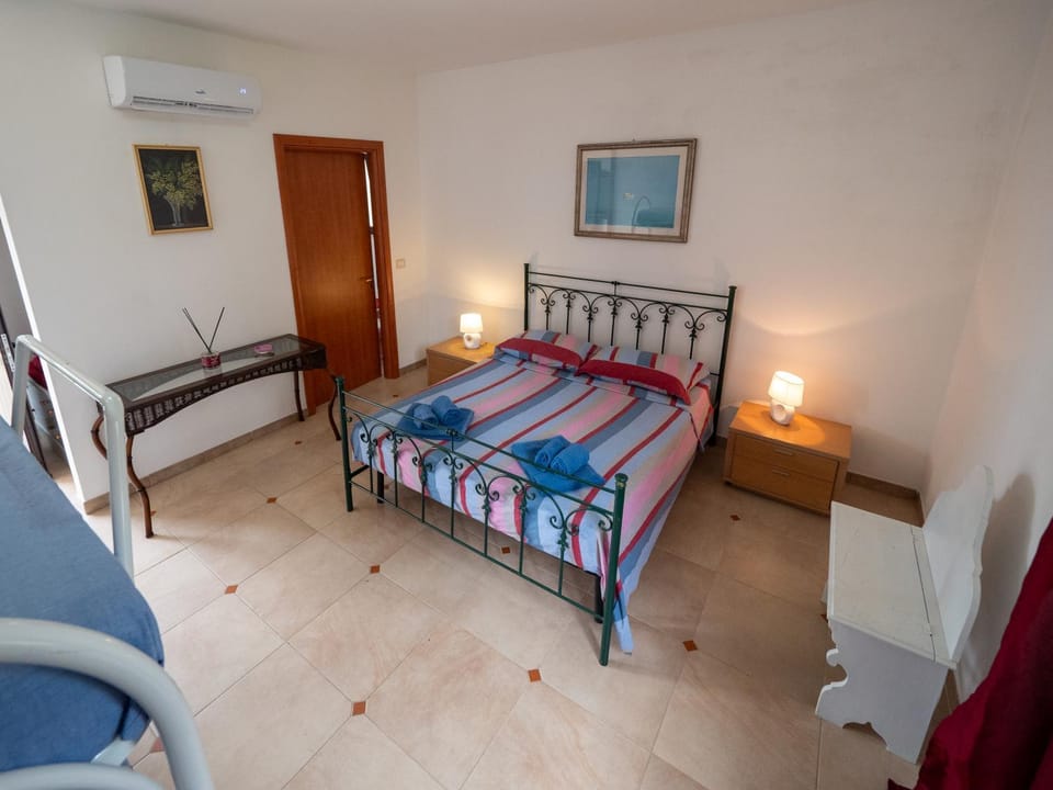 Bed, Photo of the whole room, Bedroom, air conditioner