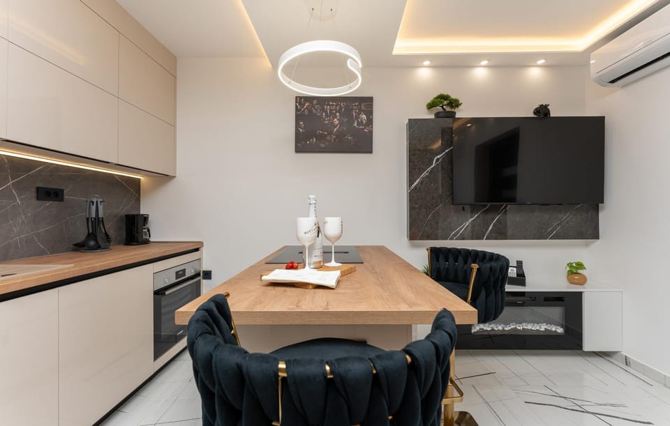 TV and multimedia, Kitchen or kitchenette, Living room, Seating area, Dining area, oven, stove
