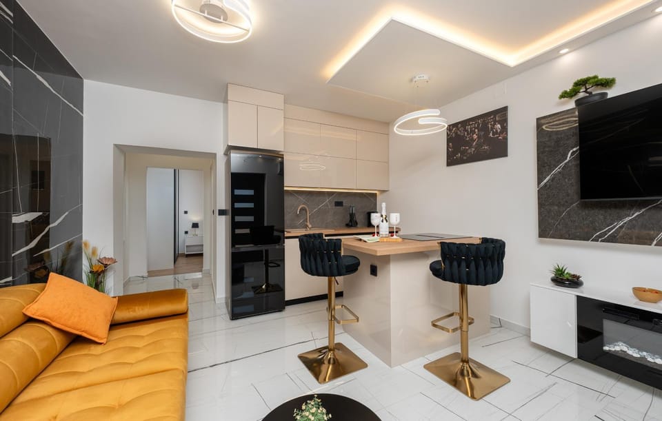 TV and multimedia, Kitchen or kitchenette, Living room, Seating area, Dining area, oven, stove