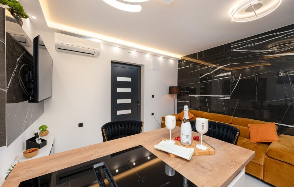 Communal lounge/ TV room, TV and multimedia, Kitchen or kitchenette, Living room, Seating area, Dining area, air conditioner
