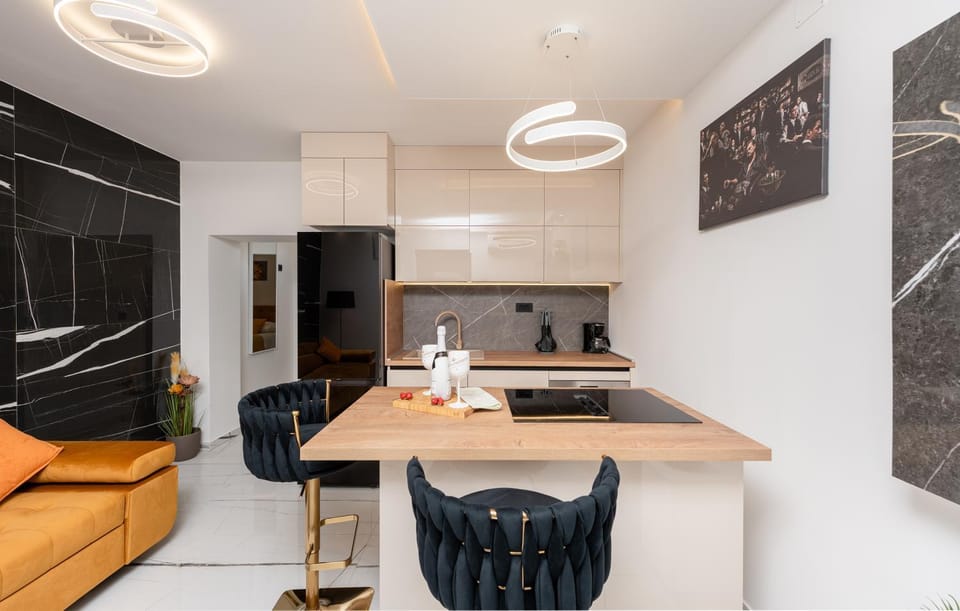 Kitchen or kitchenette, Living room, Seating area, Dining area, stove