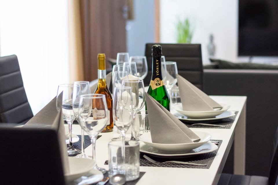 Restaurant/places to eat, TV and multimedia, Food and drinks, Food, Drinks, Alcoholic drinks