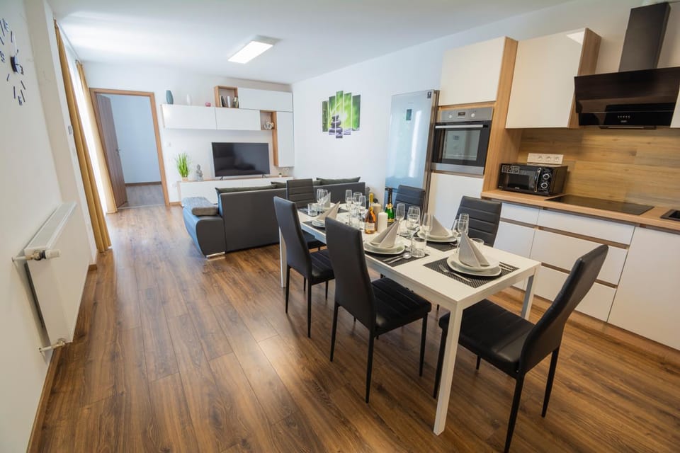 Communal lounge/ TV room, TV and multimedia, Kitchen or kitchenette, Living room, Dining area, minibar, pet friendly