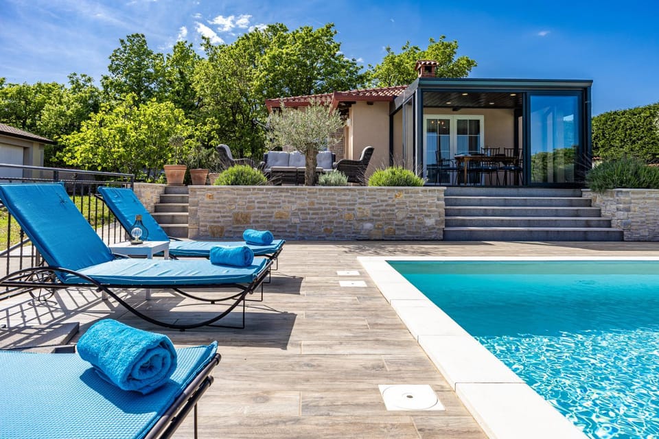 Property building, Patio, Day, Natural landscape, Garden, Seating area, Garden view, Pool view, Swimming pool, sunbed