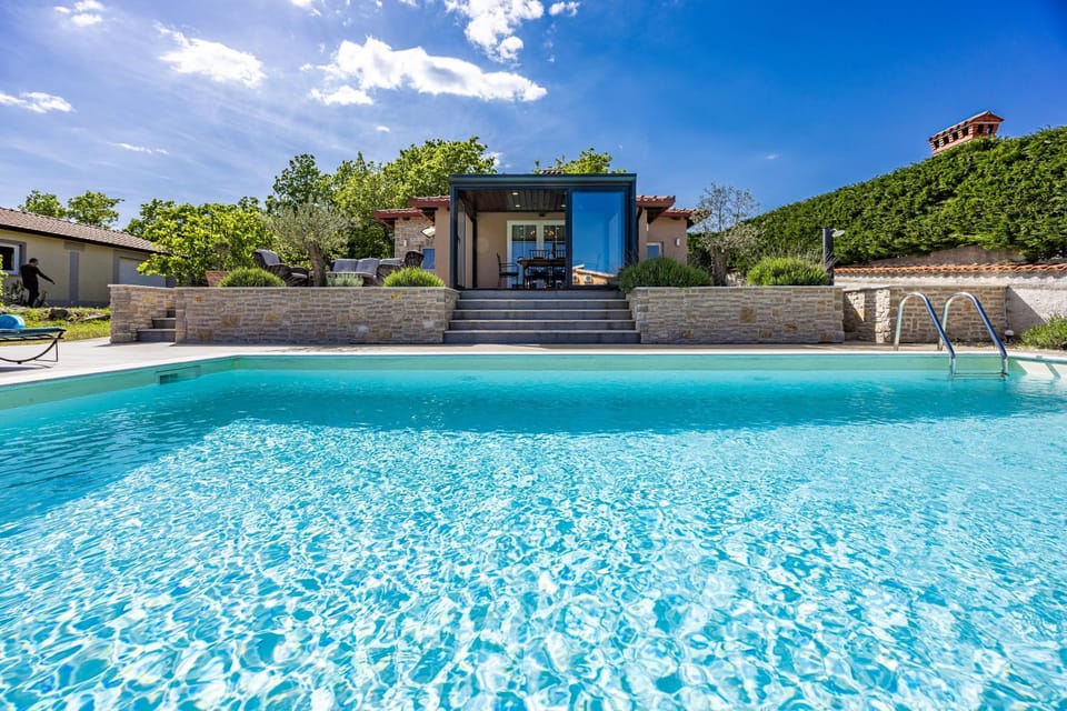 Property building, Day, Pool view, Swimming pool, sunbed
