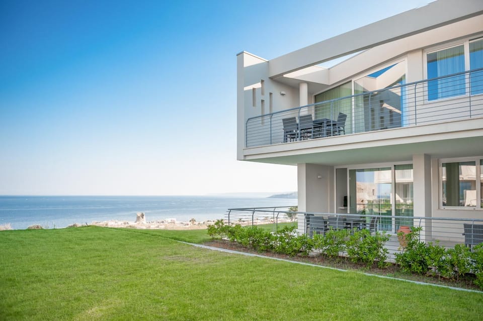 Property building, Garden, Balcony/Terrace, Garden view, Sea view