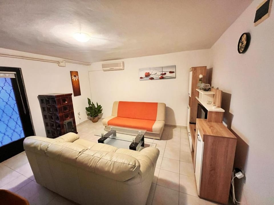 TV and multimedia, Living room, Seating area, air conditioner