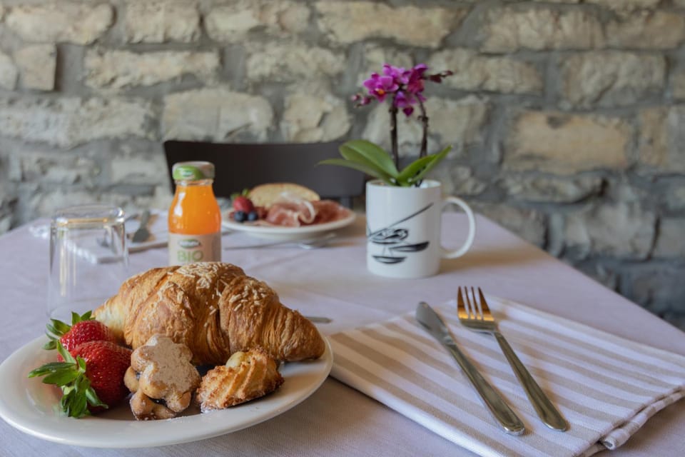 Food and drinks, Dining area, Food, Breakfast, Continental breakfast, Buffet breakfast, Dinner