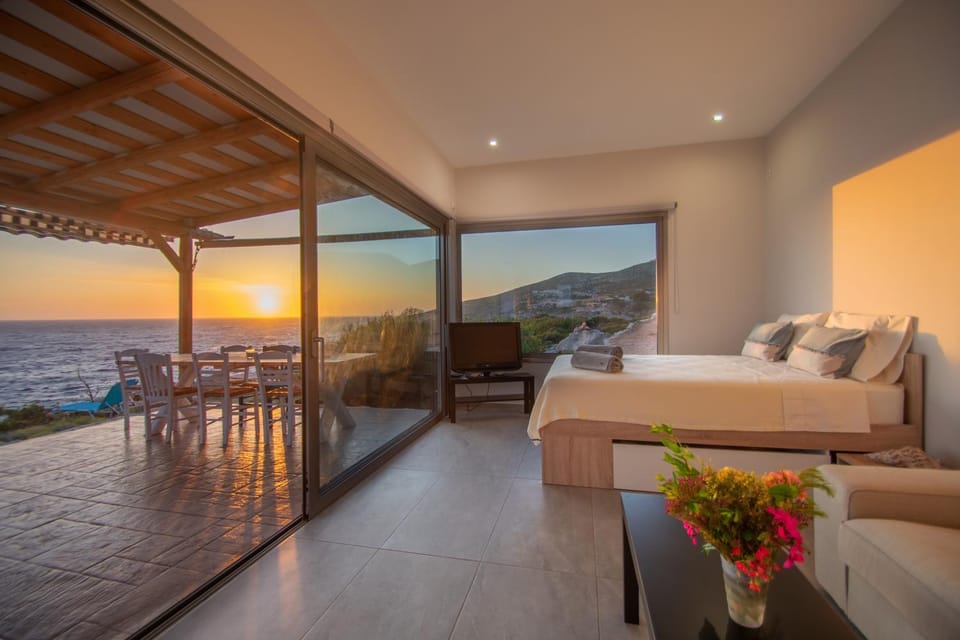 Patio, Bed, Natural landscape, TV and multimedia, View (from property/room), Balcony/Terrace, Living room, Photo of the whole room, Seating area, Dining area, Bedroom, Mountain view, Sea view, Sunset