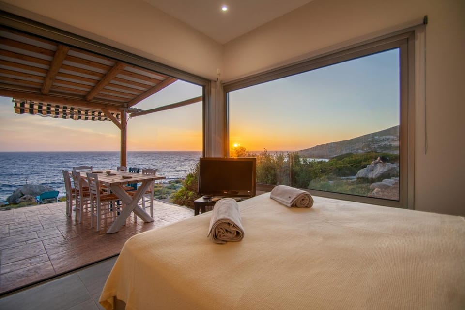 Bed, Natural landscape, View (from property/room), Balcony/Terrace, Photo of the whole room, Dining area, Bedroom, Mountain view, Sea view, towels