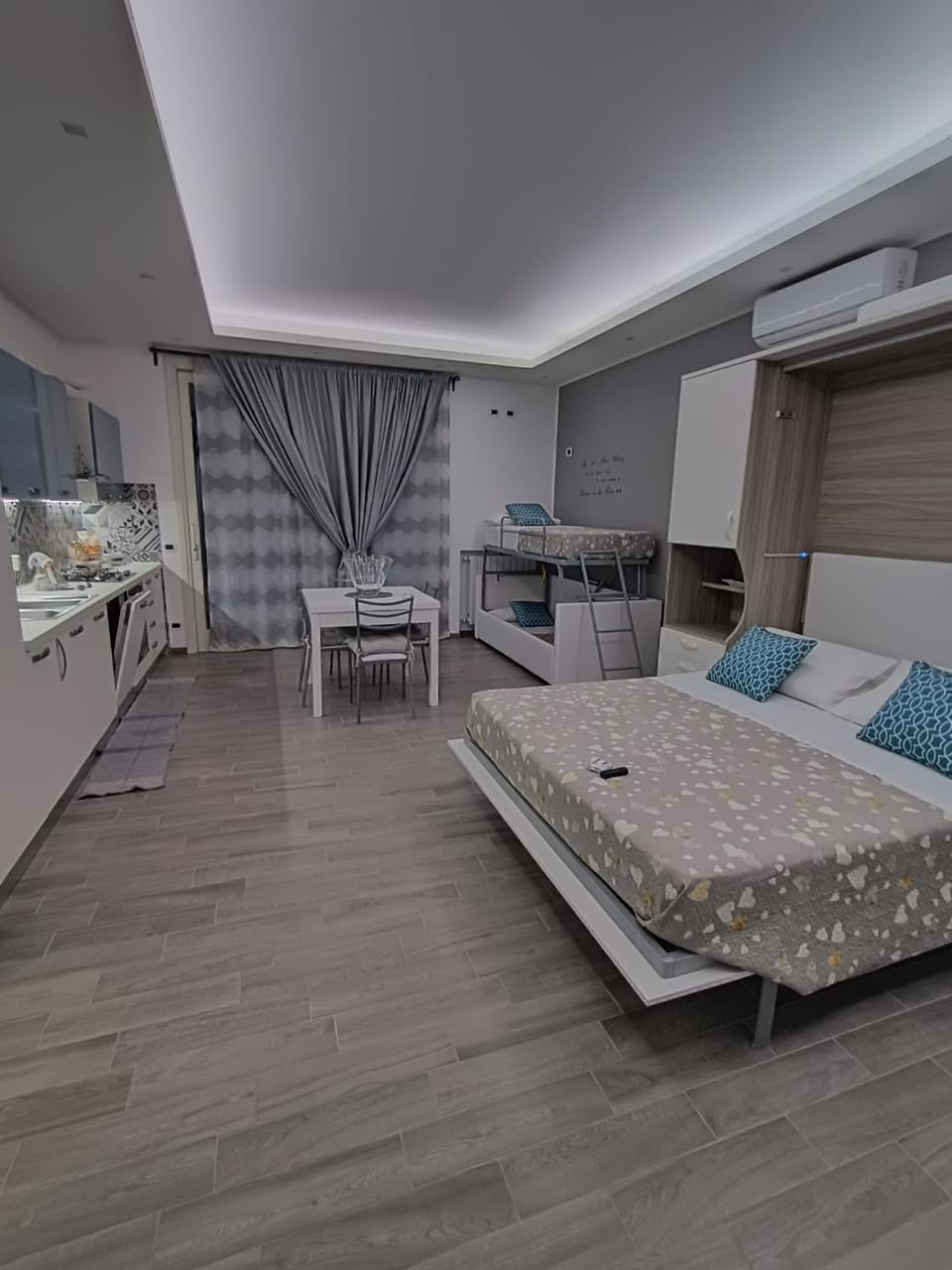 Living room, Photo of the whole room