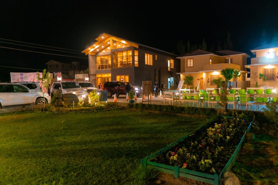 Property building, Spring, Night, Garden, Garden view, Location, Parking