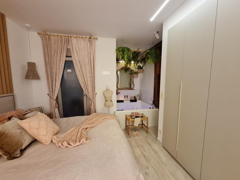 Bed, Photo of the whole room, Bedroom, wardrobe