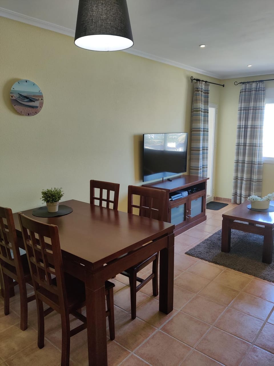 TV and multimedia, Living room, Seating area, Dining area