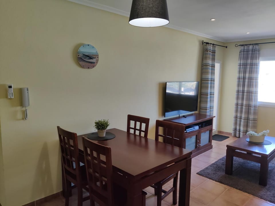 TV and multimedia, Living room, Seating area, Dining area