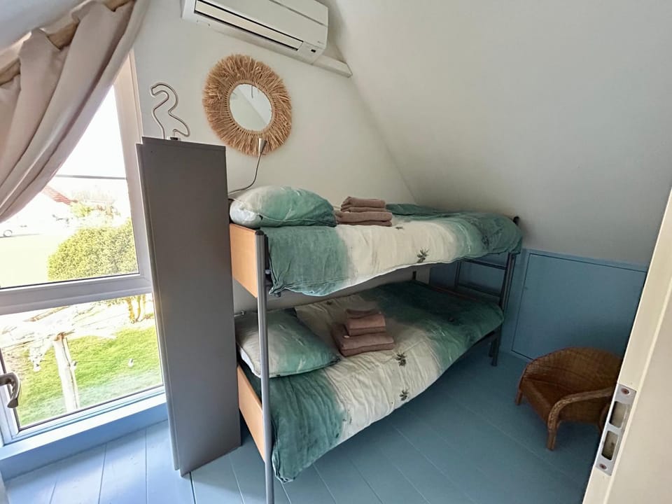 Bed, Photo of the whole room, Bedroom, bunk bed, air conditioner