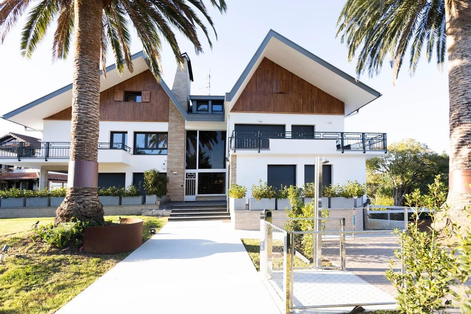 Property building, Facade/entrance, Lobby or reception