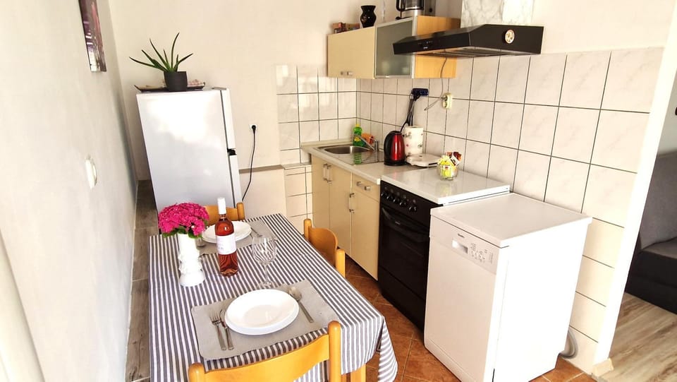 Coffee/tea facilities, Dining area, dishwasher, oven, stove, toaster