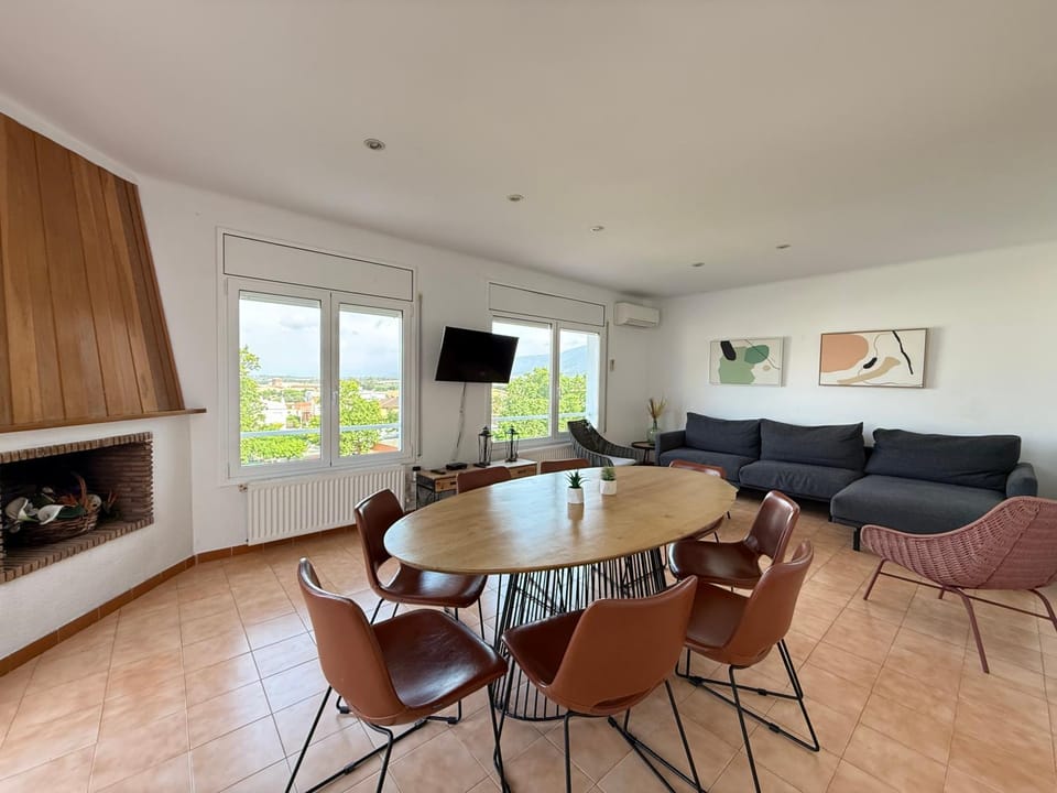 TV and multimedia, Living room, Seating area, Dining area