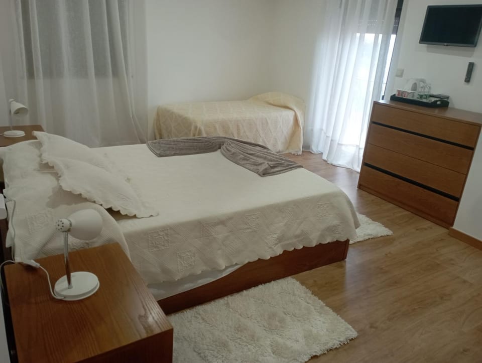 Bed, TV and multimedia, Bedroom