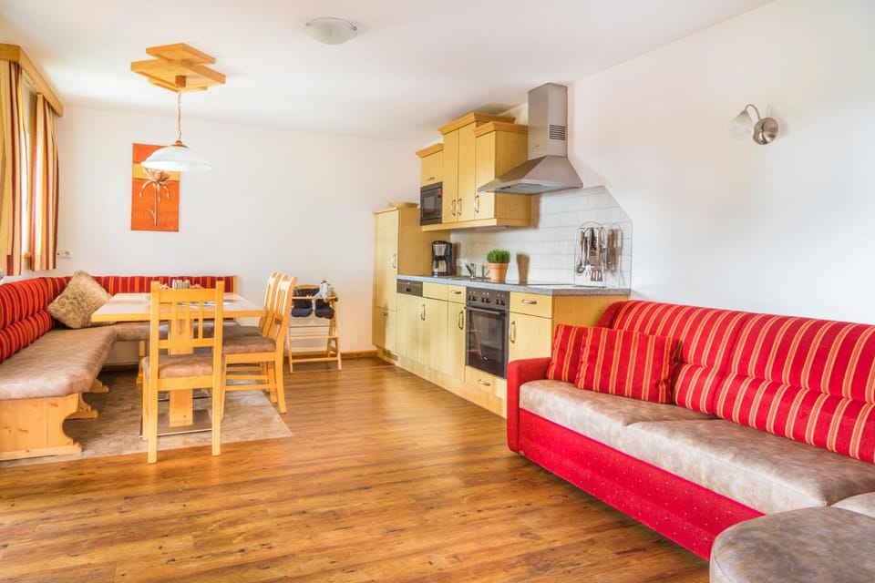 Kitchen or kitchenette, Living room, Communal kitchen