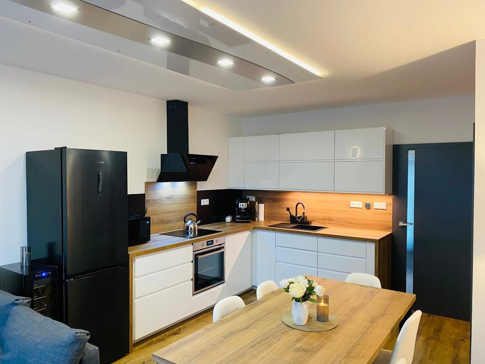 Kitchen or kitchenette, Dining area