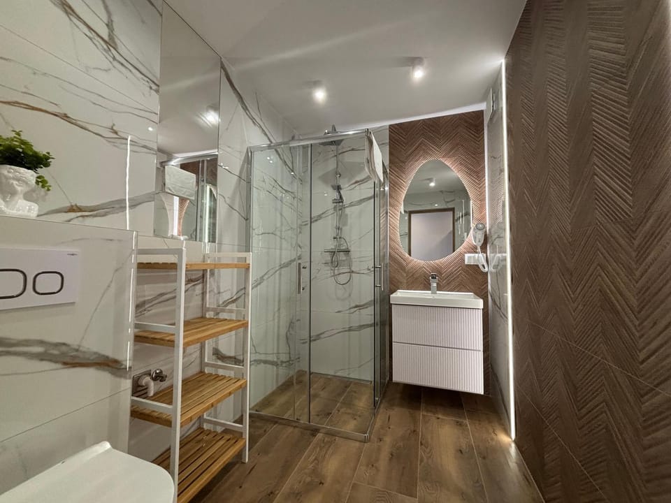 Shower, Toilet, Bed, Bathroom, Bedroom, towels