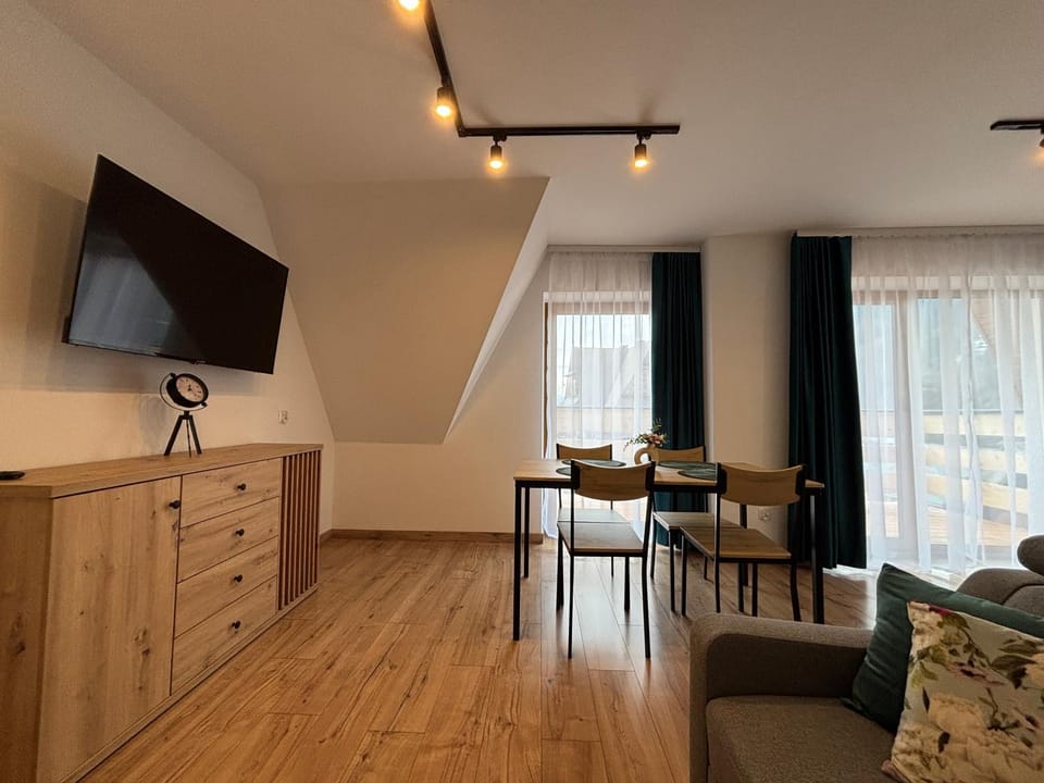 Communal lounge/ TV room, TV and multimedia, Kitchen or kitchenette, Living room, Seating area, Dining area, Evening entertainment