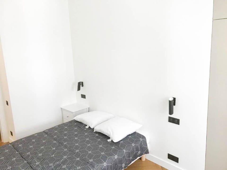 Photo of the whole room, Bedroom