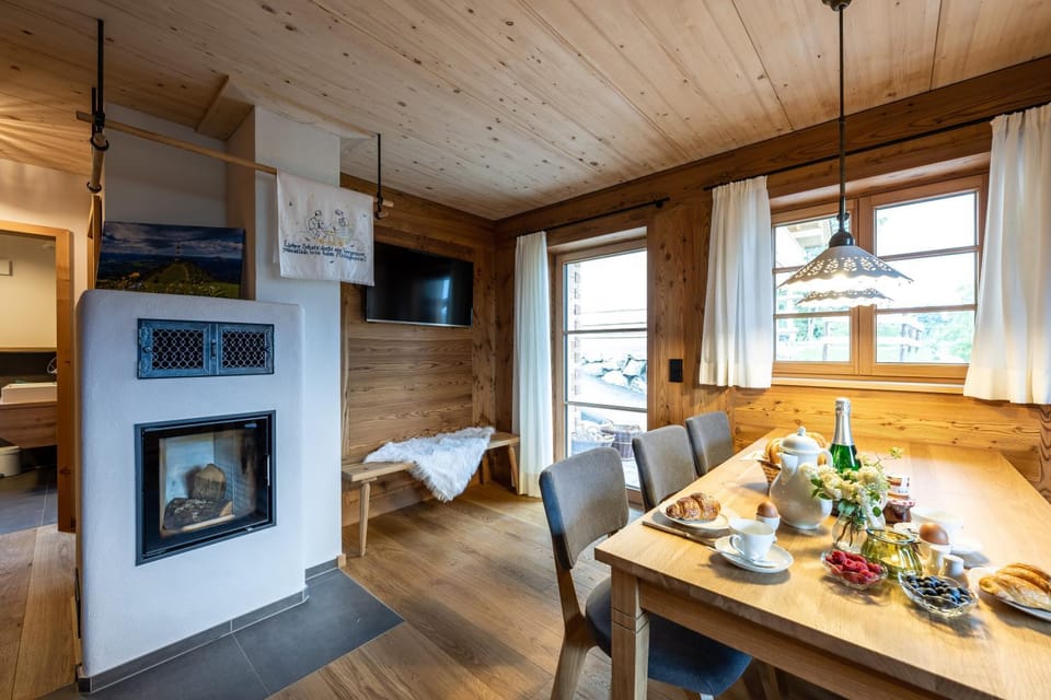Balcony/Terrace, Photo of the whole room, Dining area, Sunset, fireplace
