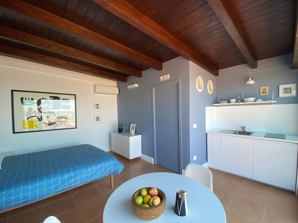 Kitchen or kitchenette, Photo of the whole room, Bedroom