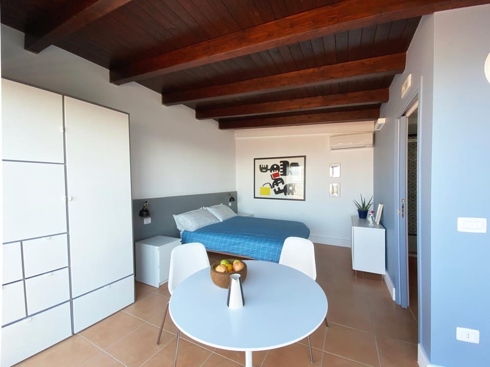 Bed, Dining area