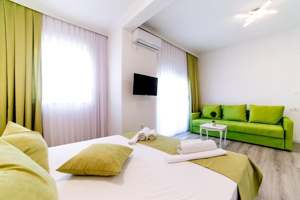 Bed, TV and multimedia, Living room, Seating area, Evening entertainment, Bedroom, air conditioner