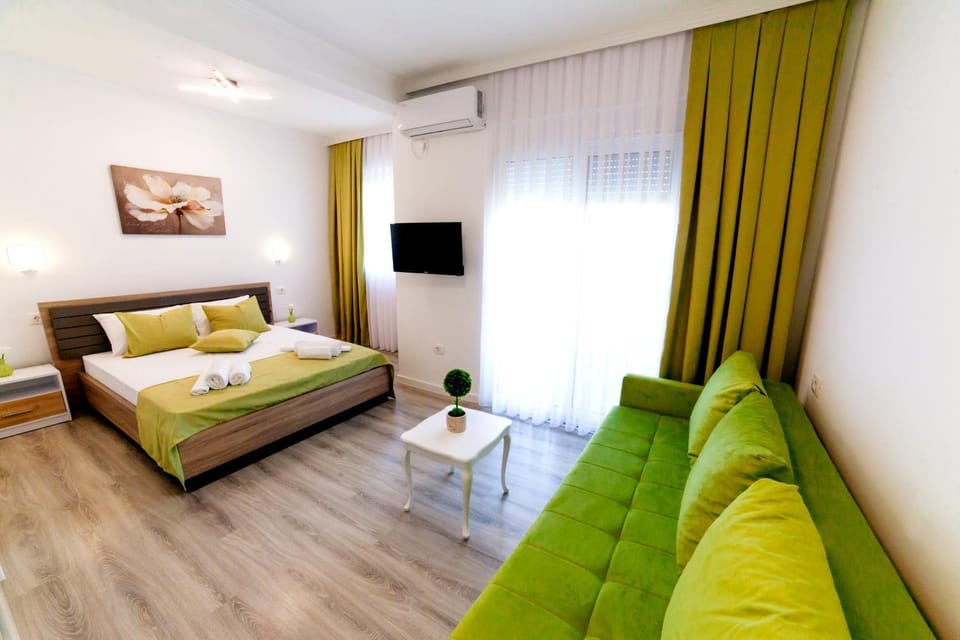 Bed, TV and multimedia, Living room, Photo of the whole room, Seating area, Evening entertainment, Bedroom, air conditioner