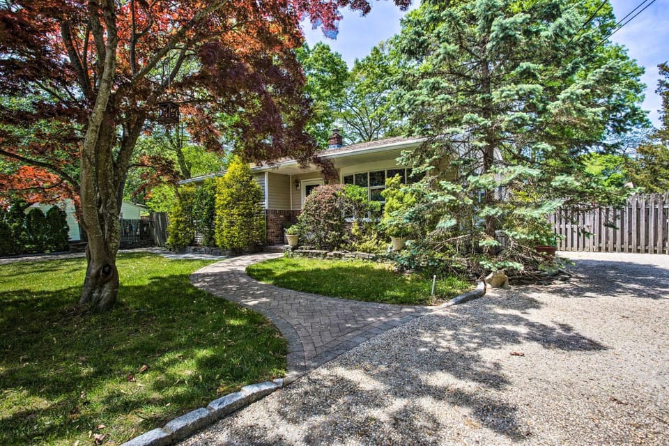 Charming Hampton Bays Home 5 Mi to Cooper’s Beach House in The Hamptons