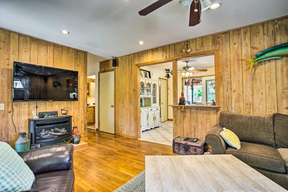 Charming Hampton Bays Home 5 Mi to Cooper’s Beach House in The Hamptons