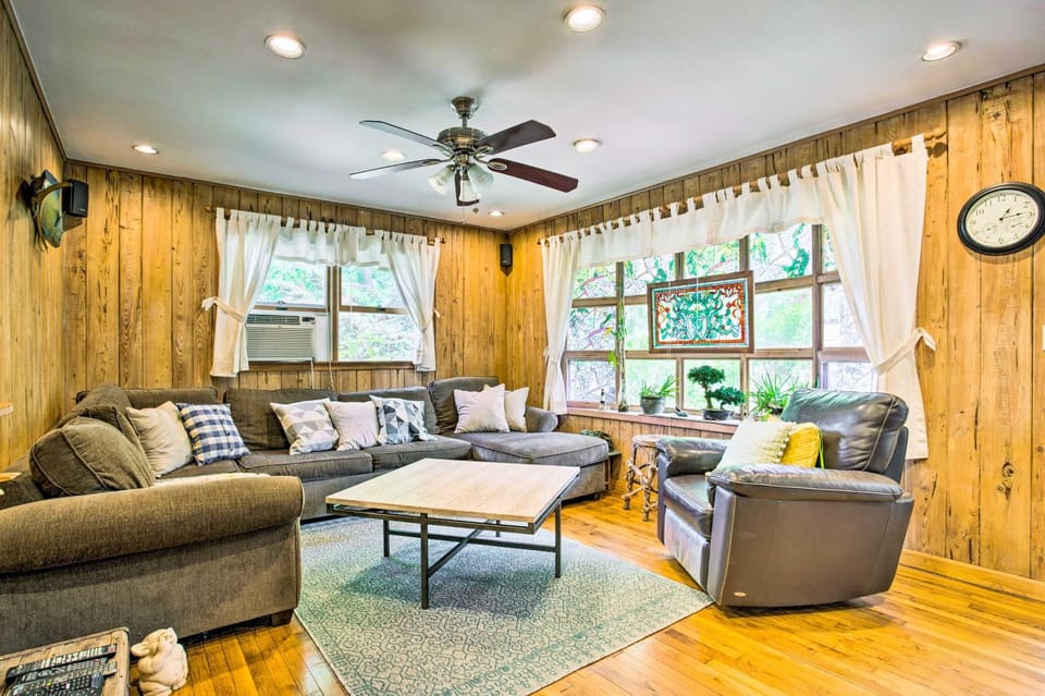Charming Hampton Bays Home 5 Mi to Cooper’s Beach House in The Hamptons