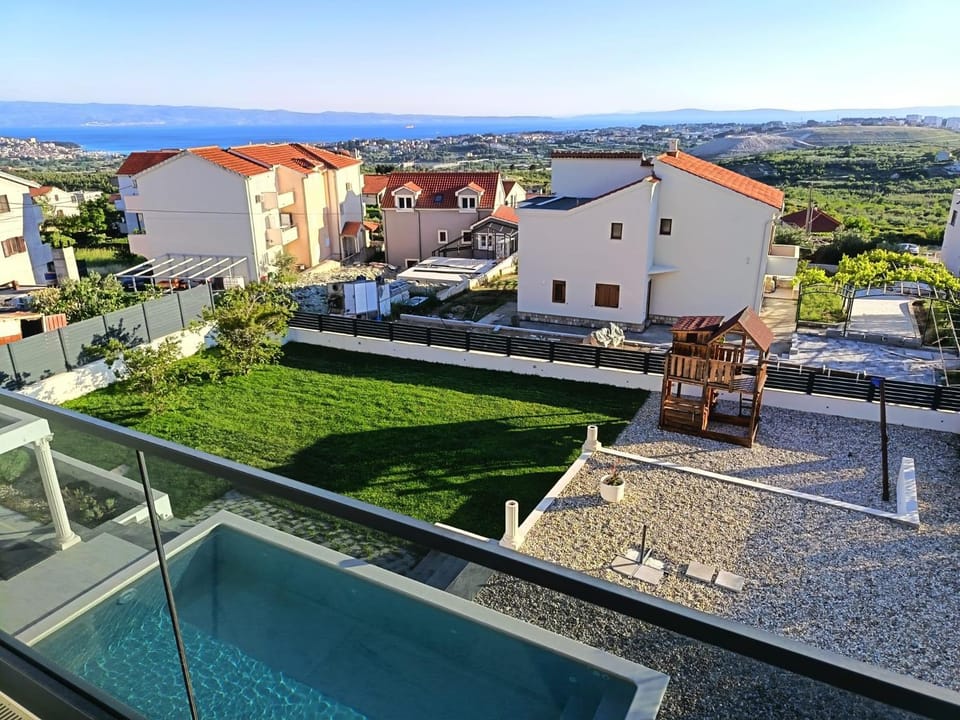 View (from property/room), City view, Landmark view, Mountain view, Pool view, Sea view, Inner courtyard view