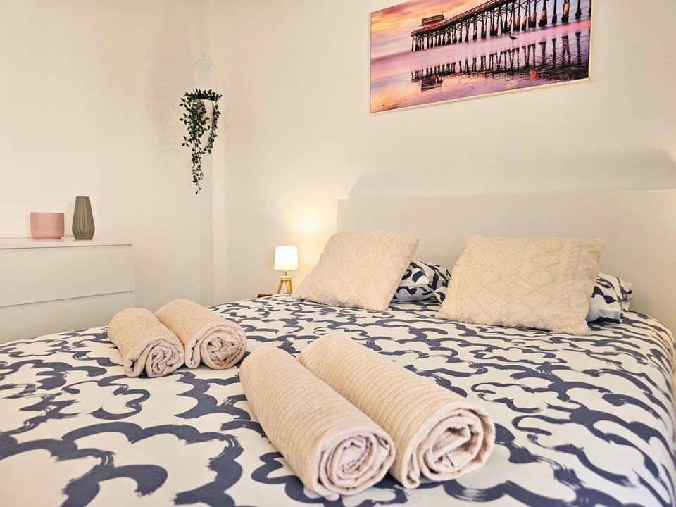 Bed, Bedroom, towels