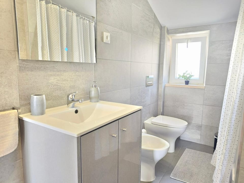 Shower, Toilet, Bathroom, bidet, towels