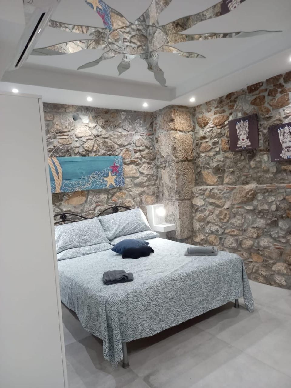 Bed, Photo of the whole room, Decorative detail, Bedroom