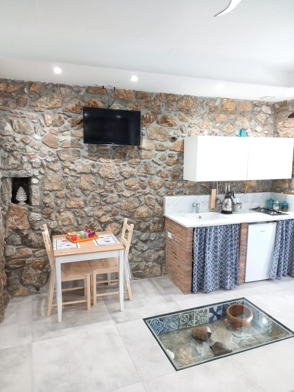 TV and multimedia, Kitchen or kitchenette, Decorative detail, Seating area, Dining area