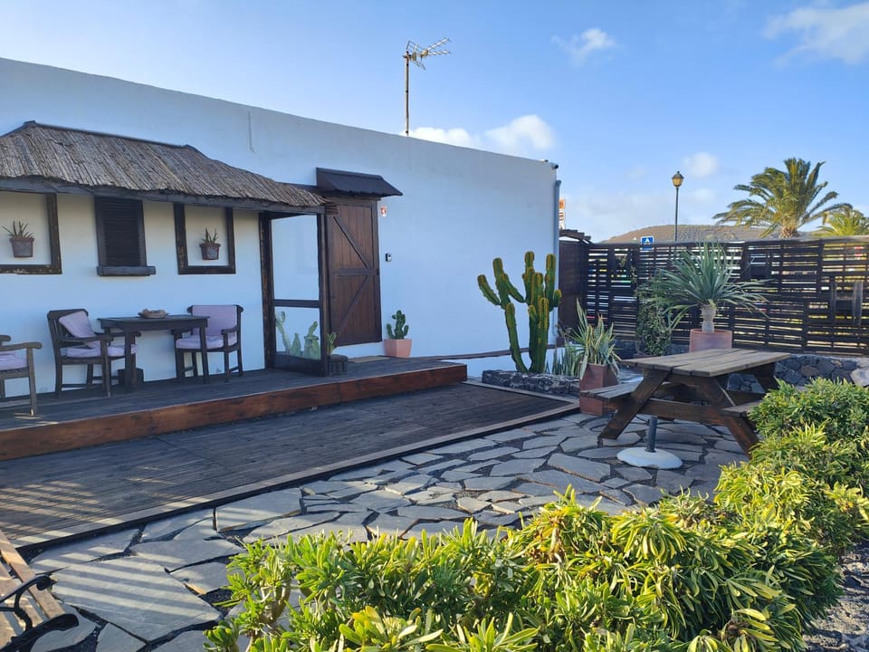 Facade/entrance, Natural landscape, BBQ facilities, Children play ground, Garden, Solarium, Coffee/tea facilities, Balcony/Terrace, Hiking, Cycling, Food, Pets, Garden view, Mountain view, Breakfast, Lunch, Dinner, Sunset, Parking, furniture, internet, locker, sunbed, toaster, towels, trouser press, washing machine, acessibility