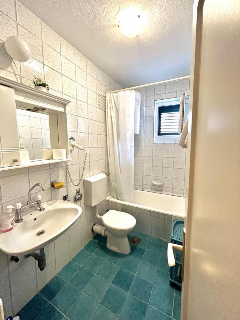 Bathroom, Bath, towels