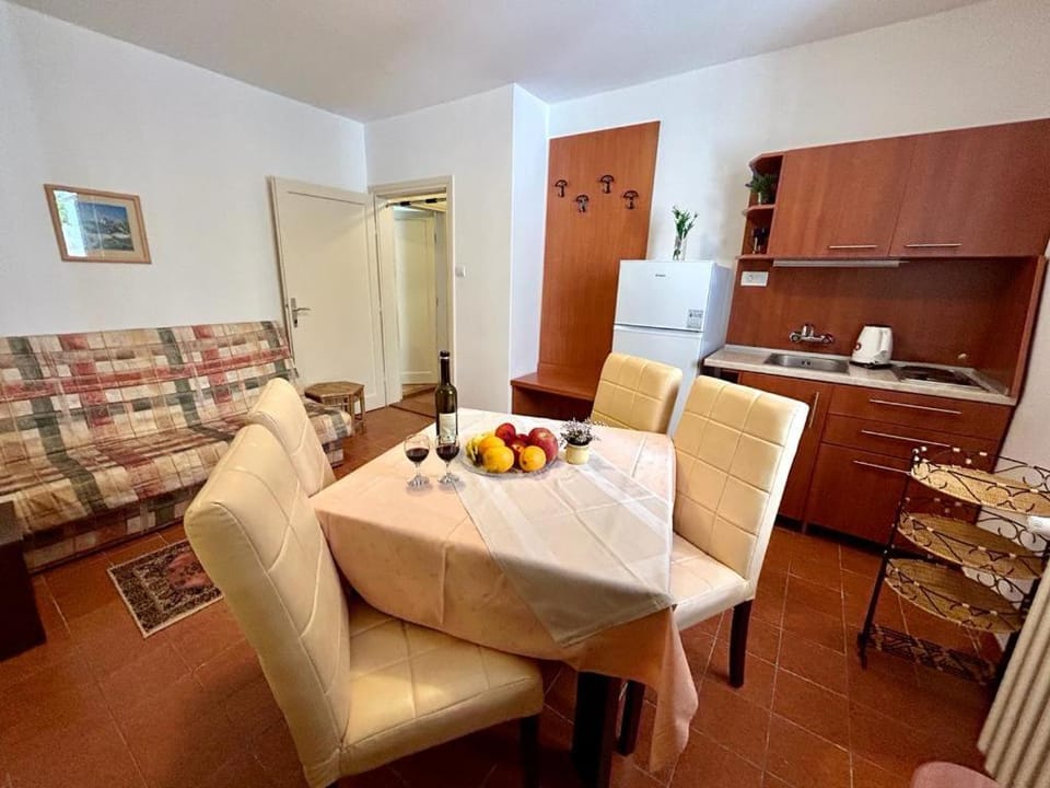 Kitchen or kitchenette, Living room, Dining area, stove