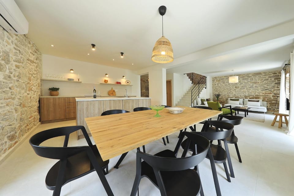 Kitchen or kitchenette, Seating area, Dining area