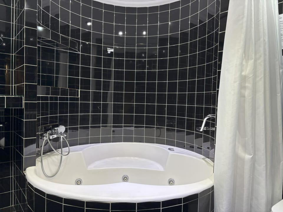 Shower, Toilet, Hot Tub, Bathroom, Bath, furniture